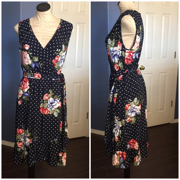 🔴FINAL REDUCTION➖Navy Floral Wrap Dress - Picture 4 of 7